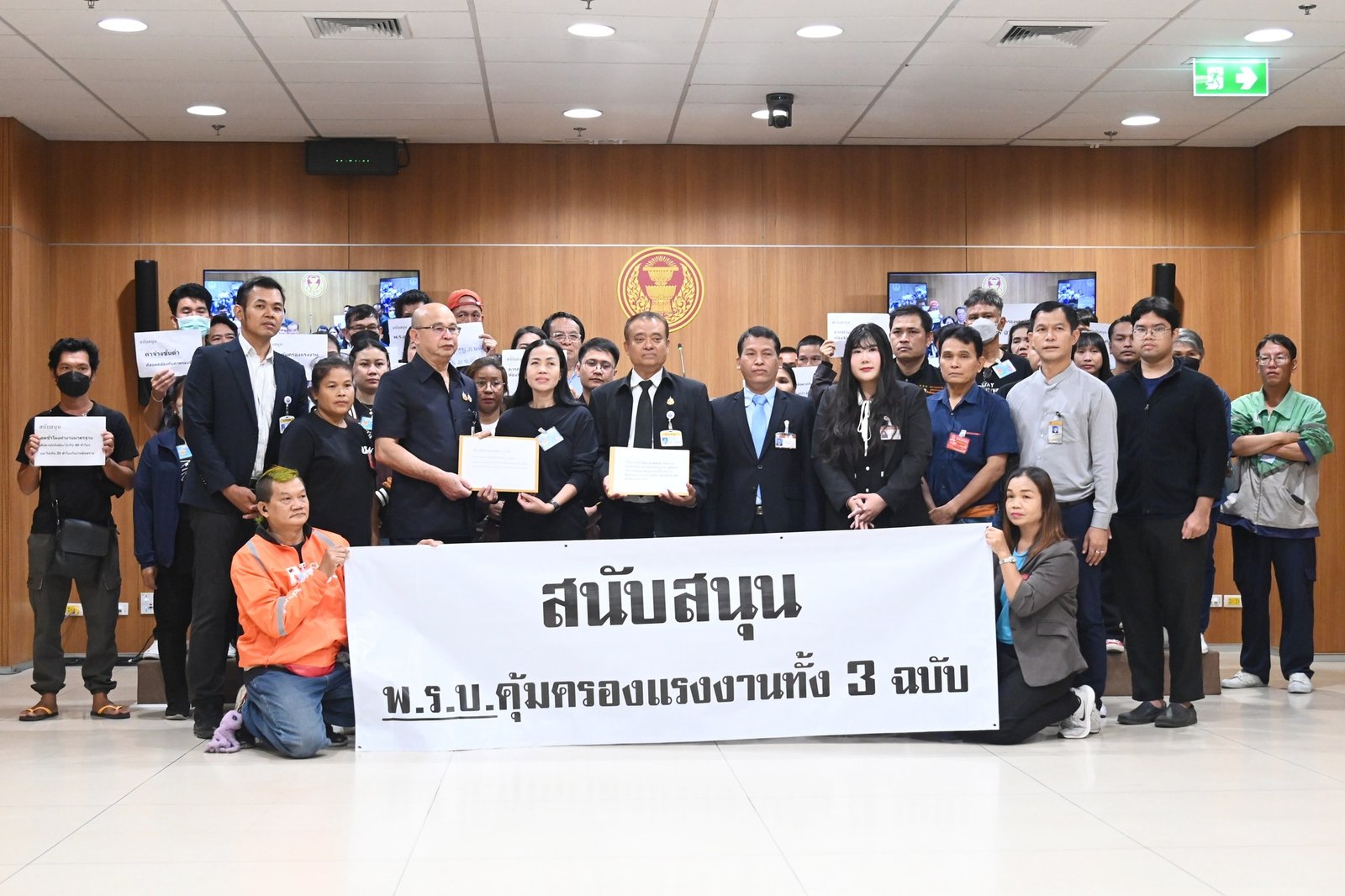 เครือข่ายคนทำงาน 147 องค์กรยื่นหนังสือต่อวุฒิสภา หนุนแก้กฎหมายคุ้มครองแรงงาน 3 ฉบับ สร้างมาตรฐานแรงงานใหม่ให้ทันยุคเศรษฐกิจสมัยใหม่